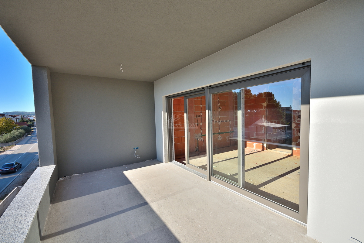 Vodice, SRIMA-** NOVOGRADNJA** S6 Stan s pogledom na morje, 300m od plaže