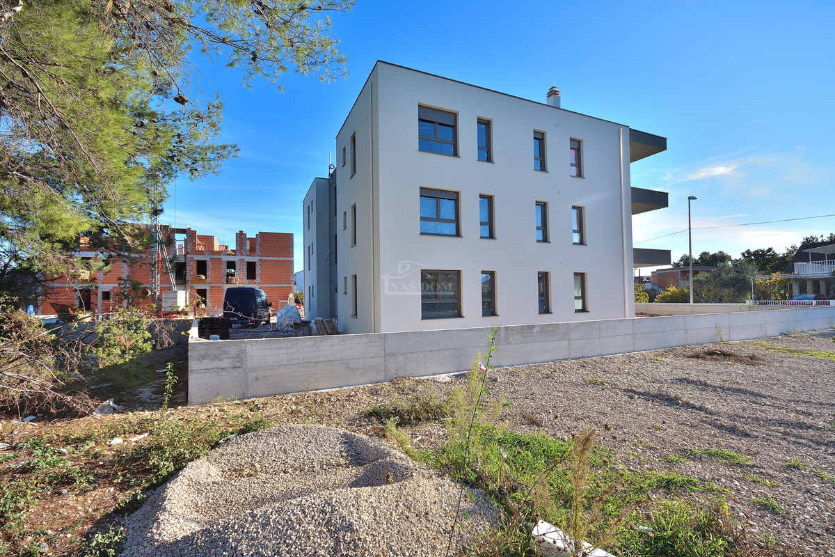 Vodice, SRIMA-** NOVOGRADNJA** S6 Stan s pogledom na morje, 300m od plaže