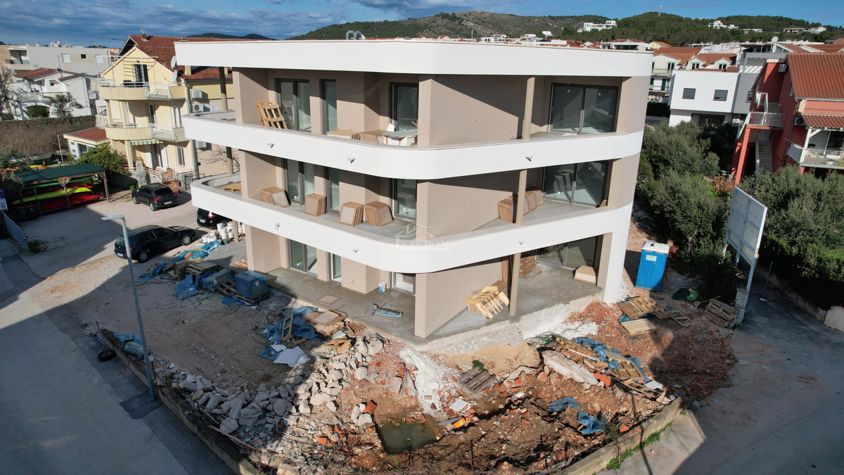 VODICE - LUKSUZNI STANOVANJI V NOVOGRADNJI S HISEM, 50m OD PLAŽE