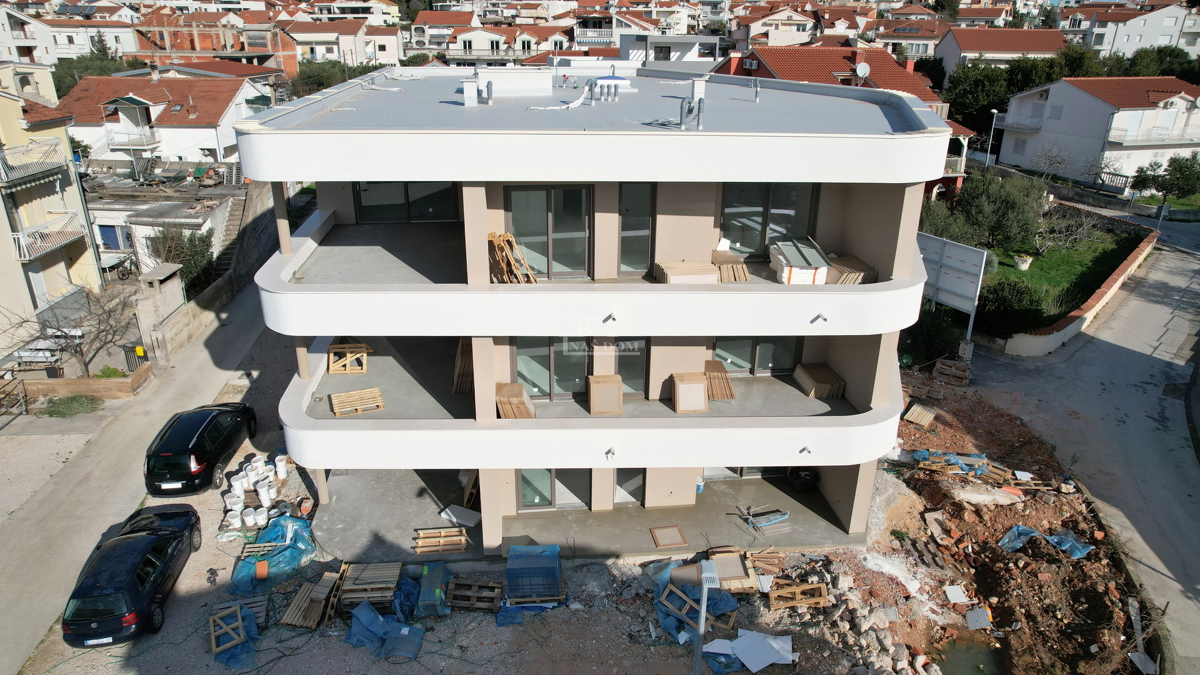 VODICE - LUKSUZNI STANOVANJI V NOVOGRADNJI S HISEM, 50m OD PLAŽE