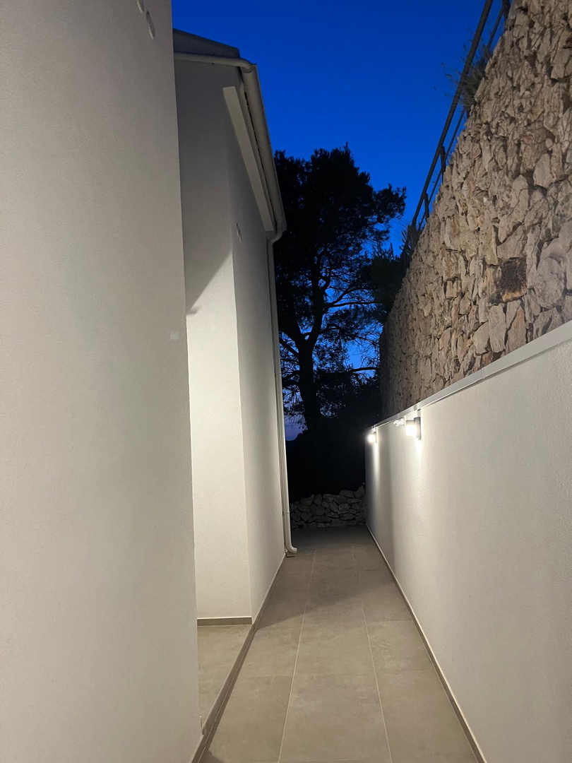 Tisno - *NOVOGRADNJA* dvonadstropno stanovanje, pogled na morje, 50 m od plaže