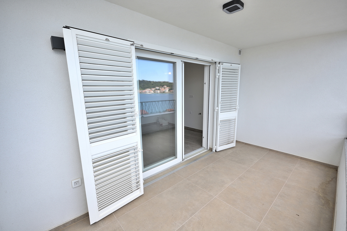 Tisno - *NOVOGRADNJA* dvonadstropno stanovanje, pogled na morje, 50 m od plaže