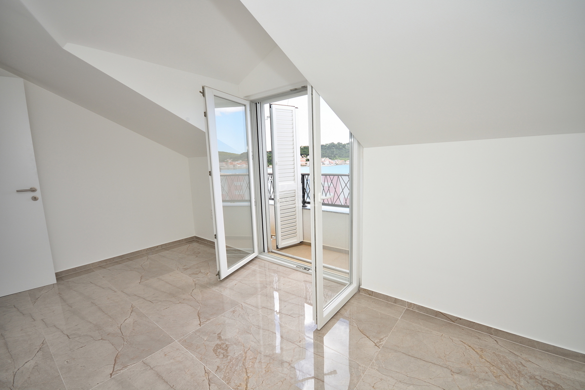 Tisno - *NOVOGRADNJA* S3 dvonadstropno stanovanje, pogled na morje, 50 m od plaže