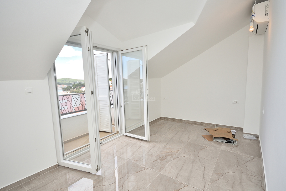 Tisno - *NOVOGRADNJA* S3 dvonadstropno stanovanje, pogled na morje, 50 m od plaže