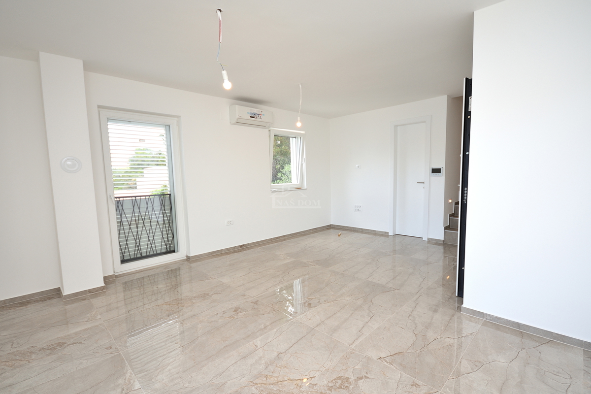 Tisno - *NOVOGRADNJA* S3 dvonadstropno stanovanje, pogled na morje, 50 m od plaže