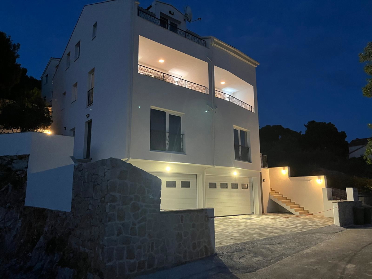 Tisno - *NOVOGRADNJA* dvonadstropno stanovanje, pogled na morje, 50 m od plaže