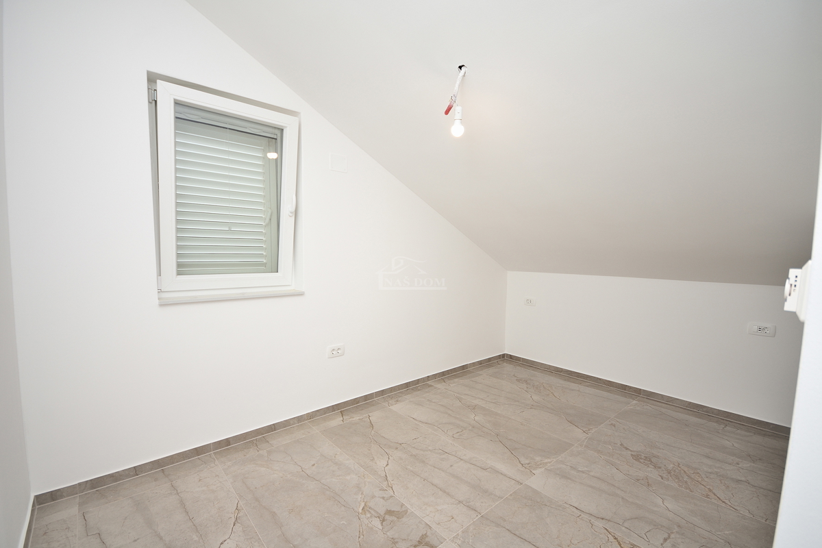 Tisno - *NOVOGRADNJA* S3 dvonadstropno stanovanje, pogled na morje, 50 m od plaže