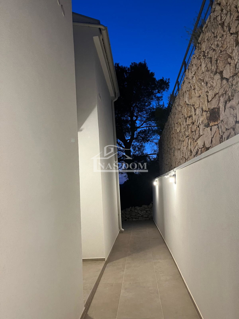 Tisno - *NOVOGRADNJA* S3 dvonadstropno stanovanje, pogled na morje, 50 m od plaže