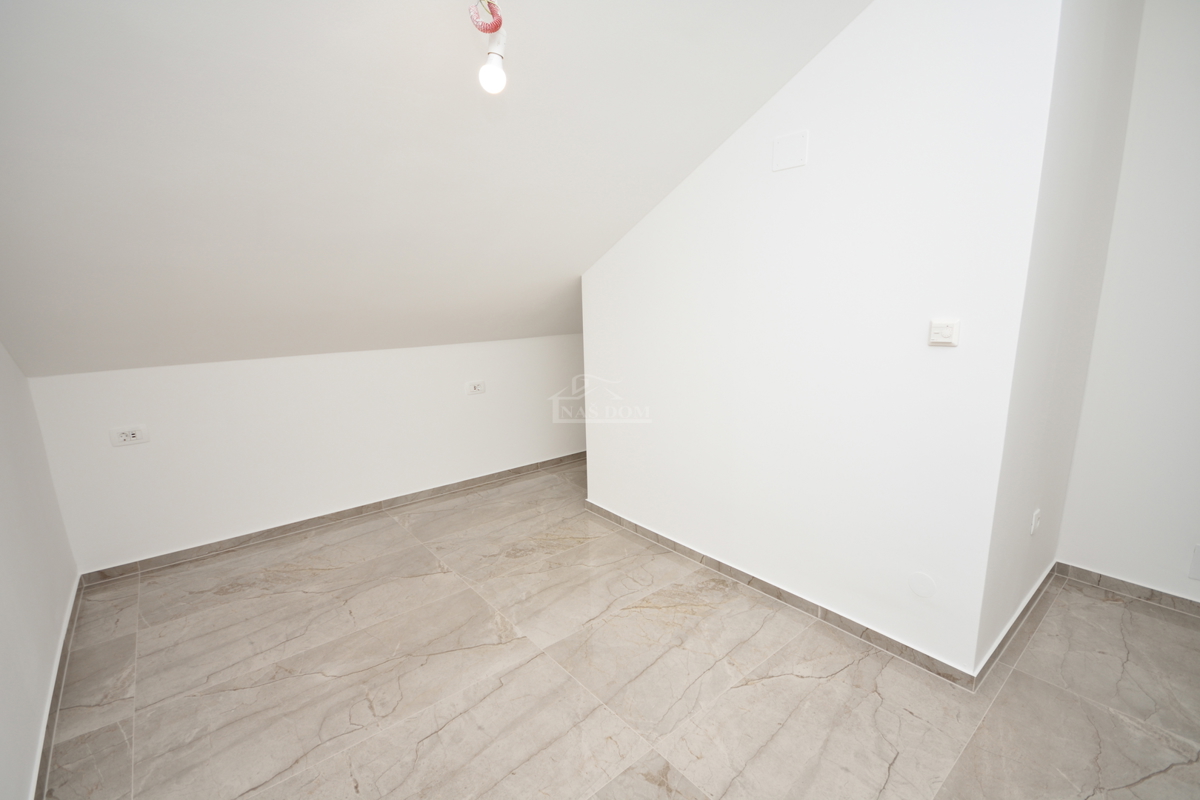 Tisno - *NOVOGRADNJA* S3 dvonadstropno stanovanje, pogled na morje, 50 m od plaže