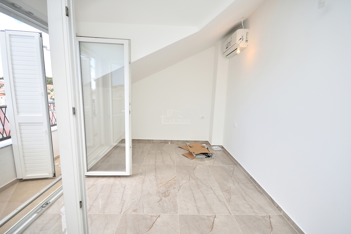 Tisno - *NOVOGRADNJA* S3 dvonadstropno stanovanje, pogled na morje, 50 m od plaže