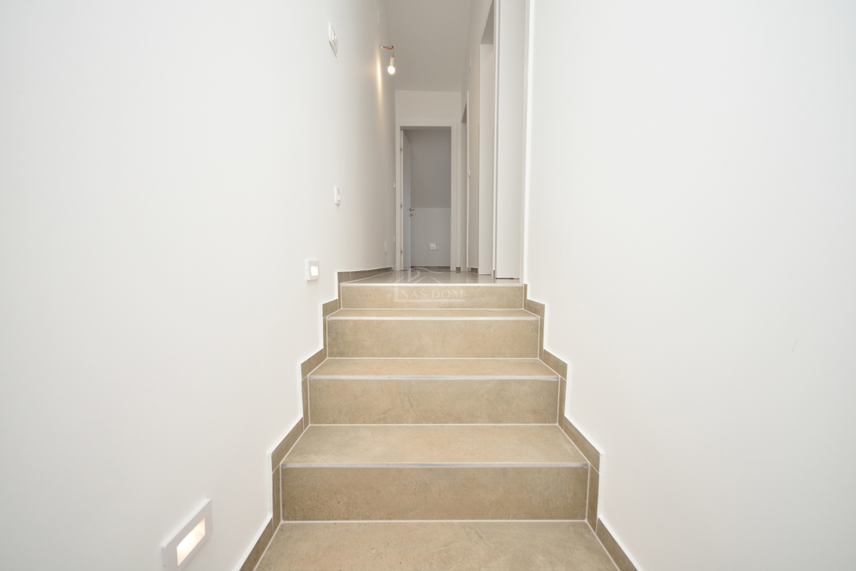 Tisno - *NOVOGRADNJA* S3 dvonadstropno stanovanje, pogled na morje, 50 m od plaže