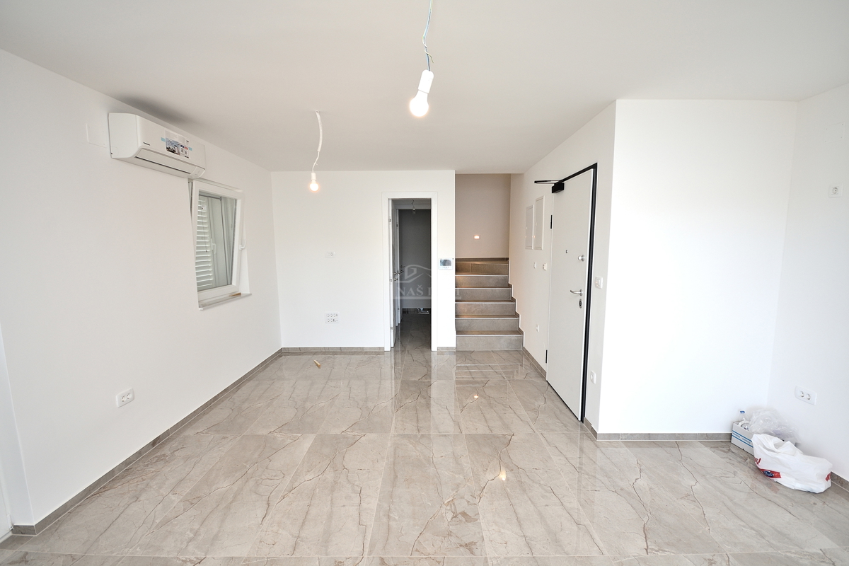 Tisno - *NOVOGRADNJA* S3 dvonadstropno stanovanje, pogled na morje, 50 m od plaže