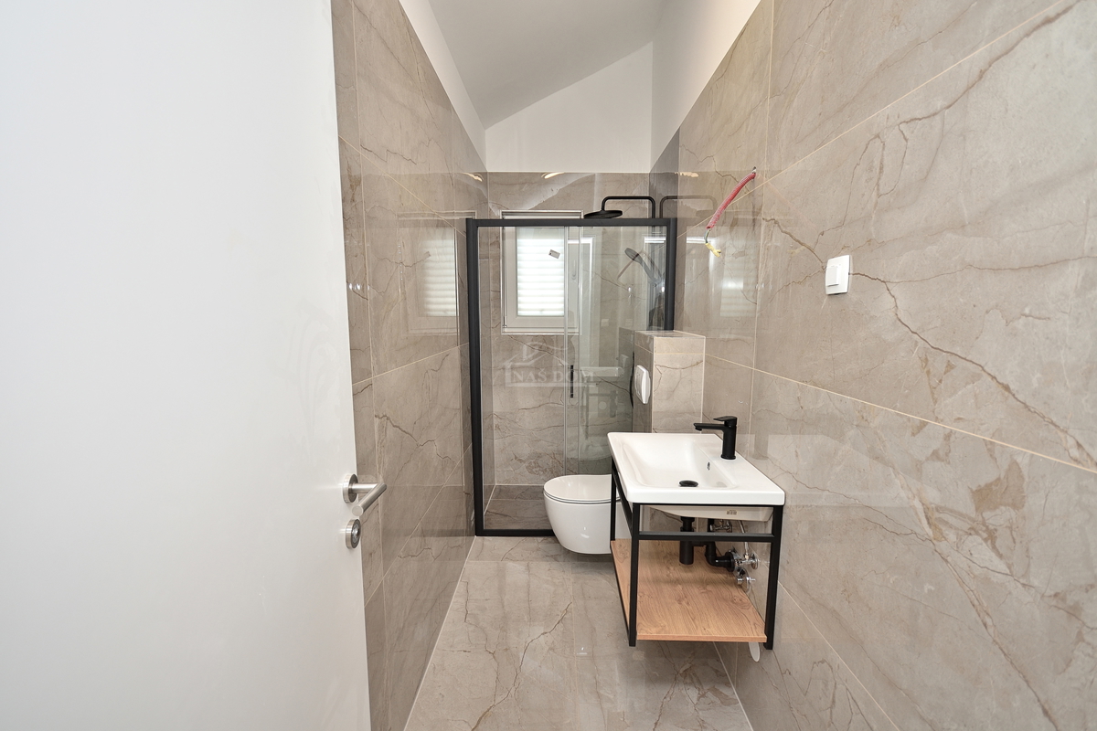 Tisno - *NOVOGRADNJA* S3 dvonadstropno stanovanje, pogled na morje, 50 m od plaže