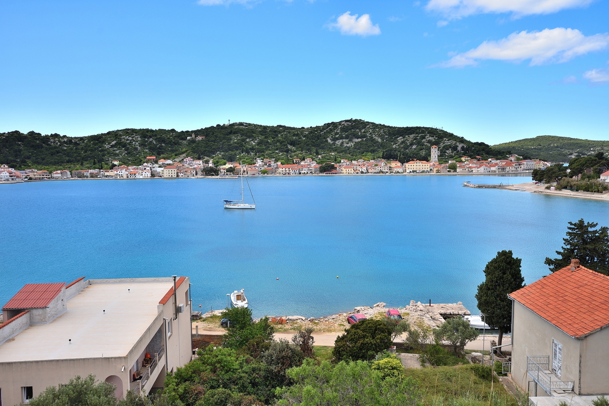 Tisno - *NOVOGRADNJA* dvonadstropno stanovanje, pogled na morje, 50 m od plaže