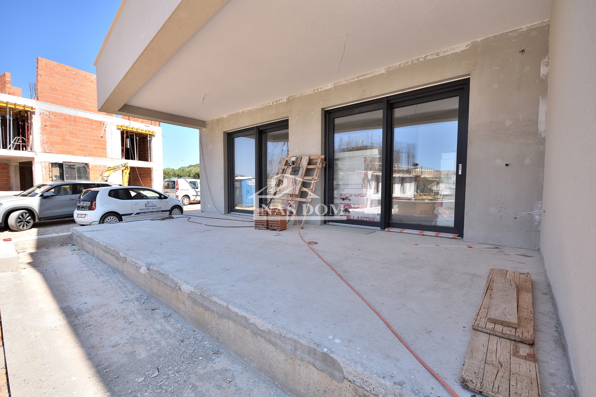 Tribunj - *NOVOGRADNJA* S1 stanovanje z vrtom 400 m od plaže