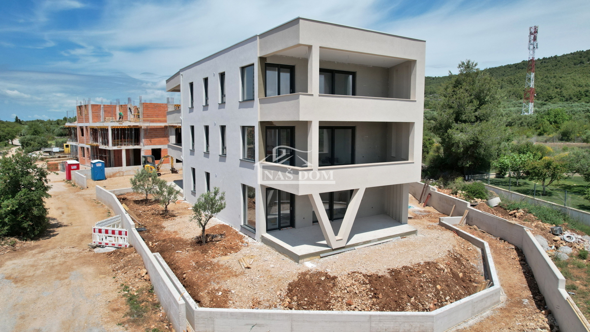 Tribunj - *NOVOGRADNJA* S1 stanovanje z vrtom 400 m od plaže