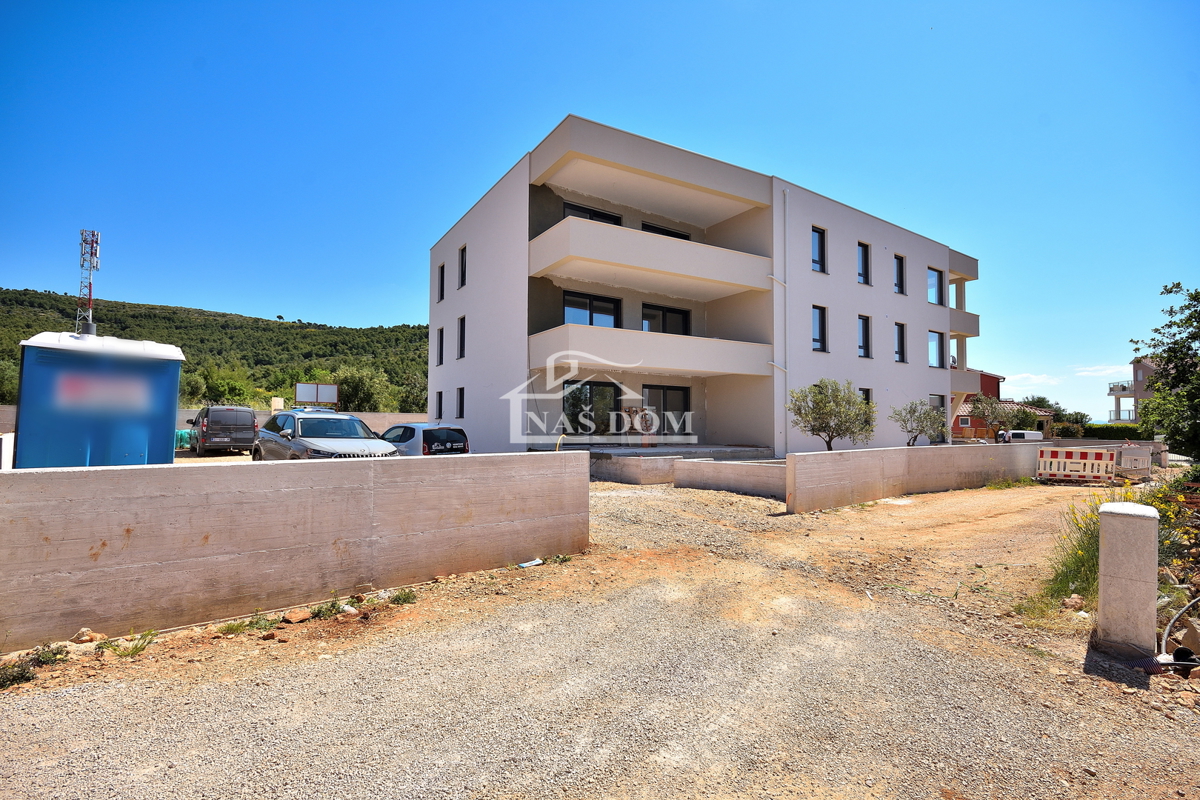 Tribunj - *NOVOGRADNJA* S1 stanovanje z vrtom 400 m od plaže