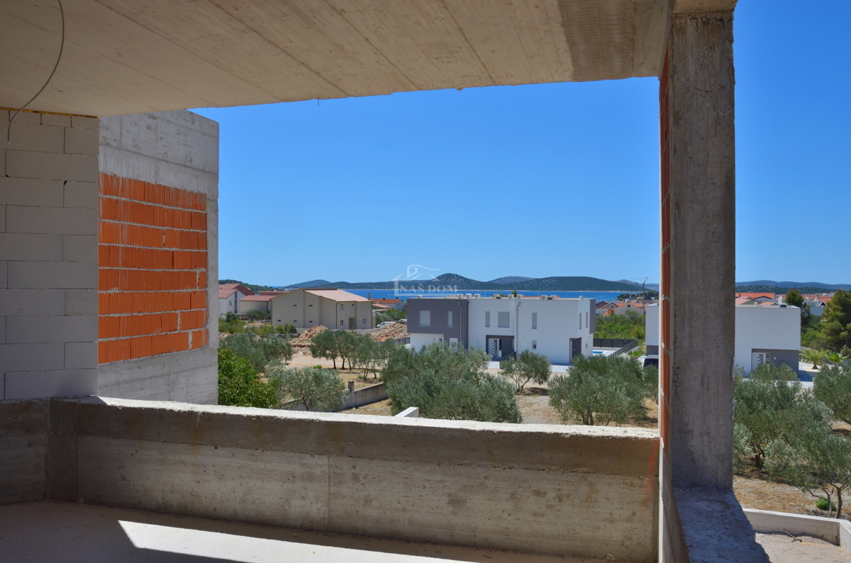 PRILOŽNOST - Luksuzno stanovanje S3 v Vodicah – 1. nadstropje, pogled na morje