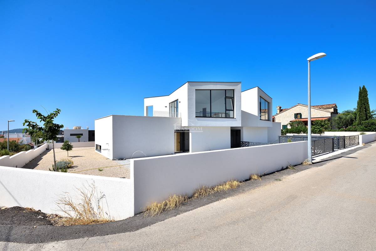 Vodice - NOVOGRADNJA vila s bazenom in pogledom na morje