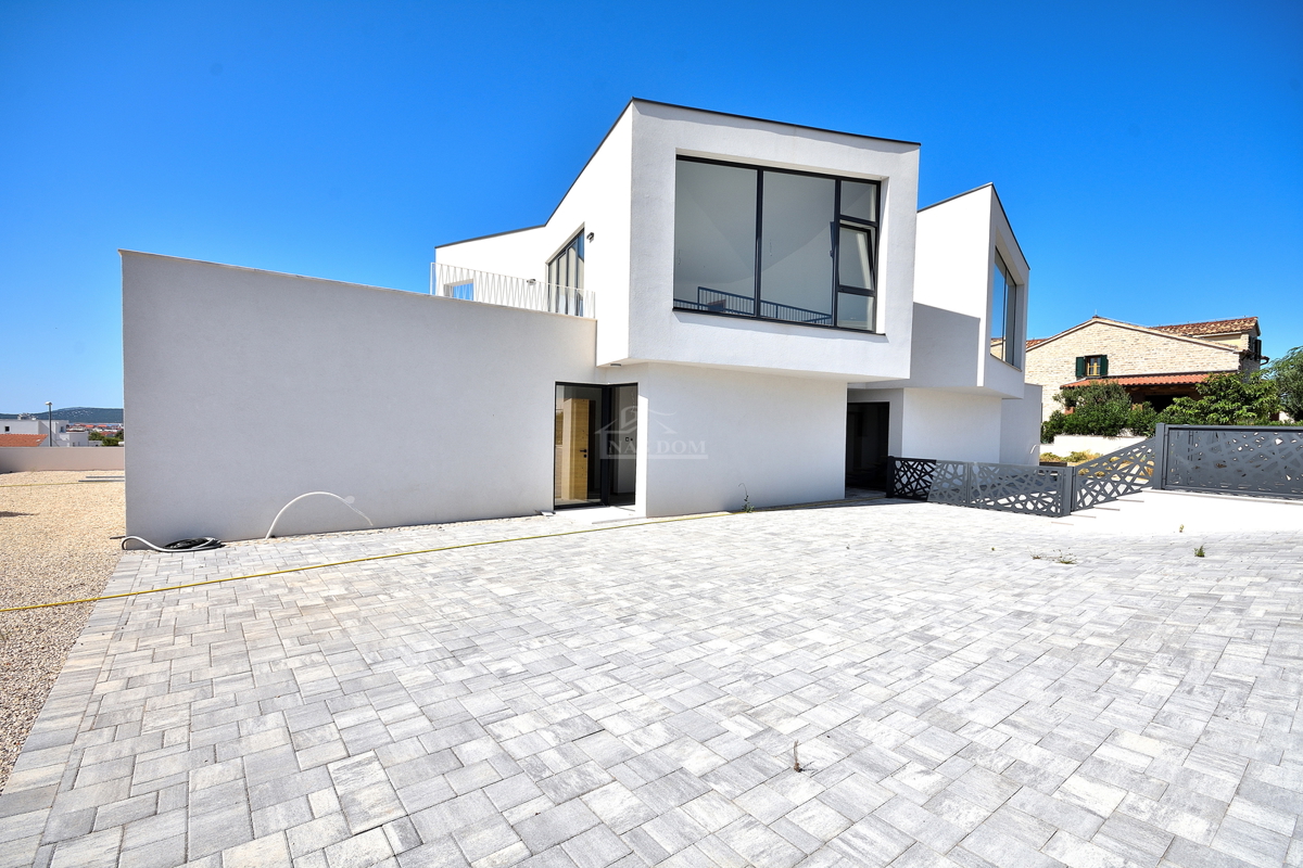 Vodice - NOVOGRADNJA vila s bazenom in pogledom na morje