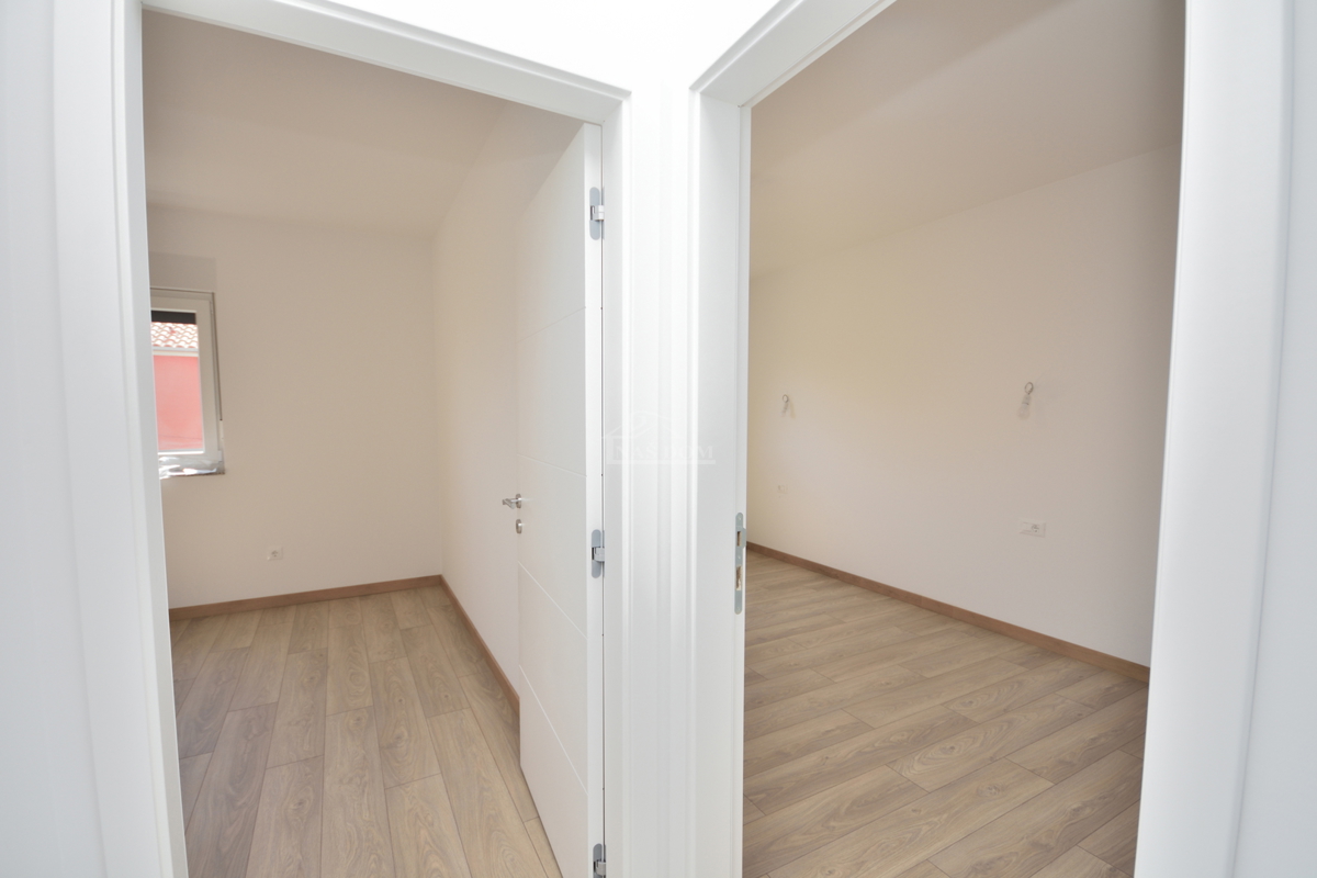 Vodice - Luksuzna hiša S2 s strešno teraso, le 150 m od plaže