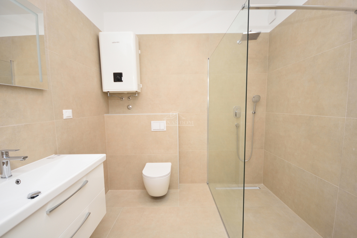 Vodice - Luksuzna hiša S2 s strešno teraso, le 150 m od plaže