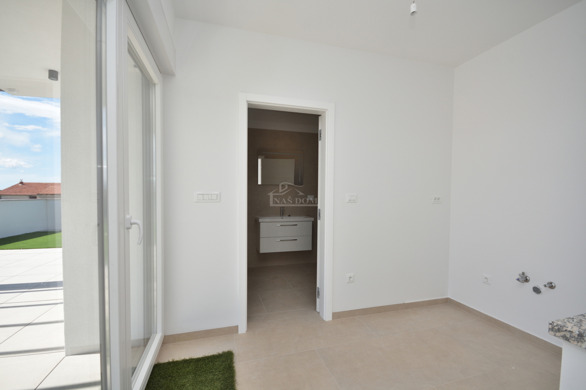 Vodice - Luksuzna hiša S2 s strešno teraso, le 150 m od plaže