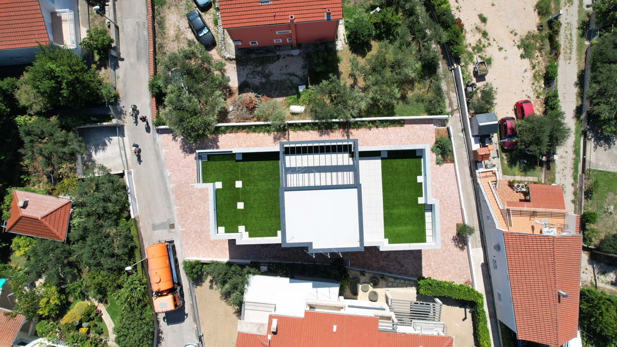 Vodice - Luksuzna hiša S2 s strešno teraso, le 150 m od plaže