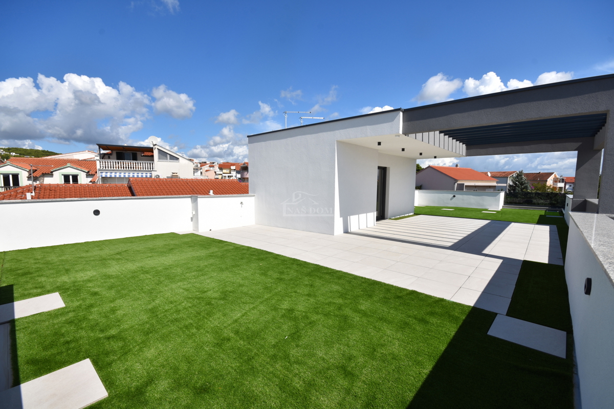 Vodice - Luksuzna hiša S2 s strešno teraso, le 150 m od plaže