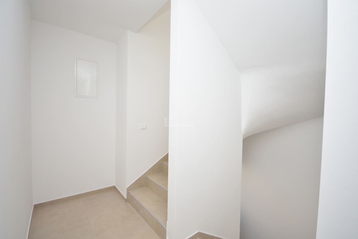 Vodice - Luksuzna hiša S2 s strešno teraso, le 150 m od plaže