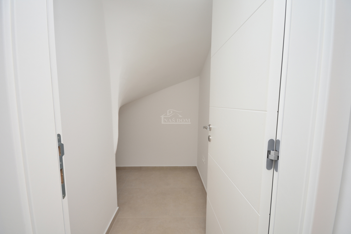 Vodice - Luksuzna hiša S2 s strešno teraso, le 150 m od plaže