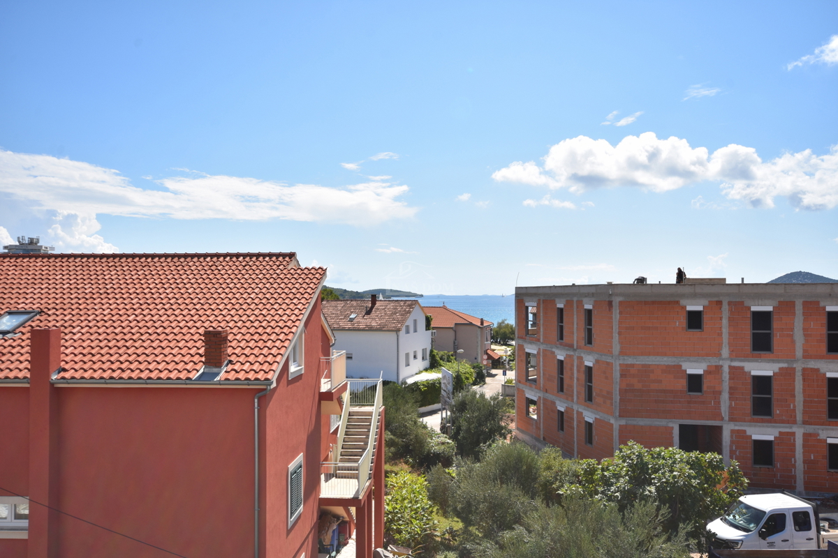 Vodice - Luksuzna hiša S2 s strešno teraso, le 150 m od plaže