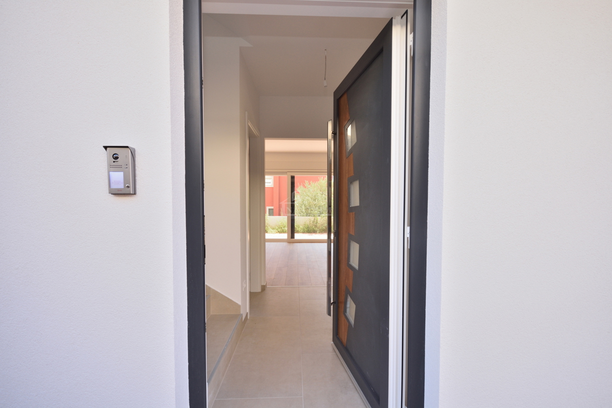 Vodice - Luksuzna hiša S2 s strešno teraso, le 150 m od plaže