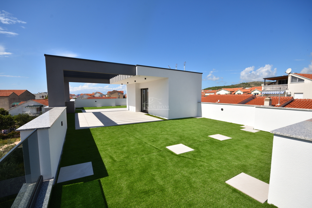 Vodice - Luksuzna hiša S2 s strešno teraso, le 150 m od plaže