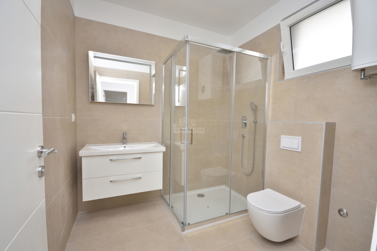 Vodice - Luksuzna hiša S2 s strešno teraso, le 150 m od plaže