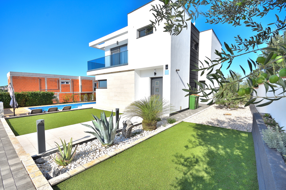 Vodice - vila z razgledom na morje