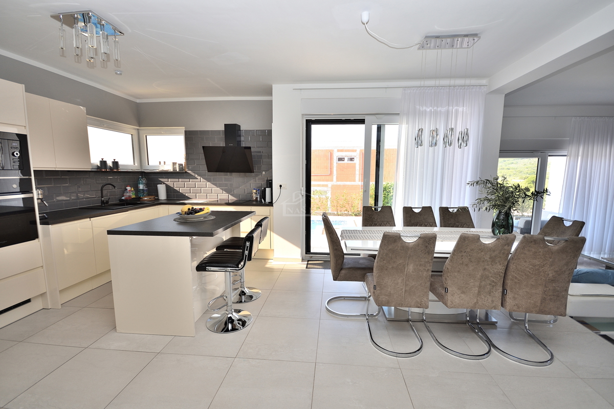 Vodice - vila z razgledom na morje