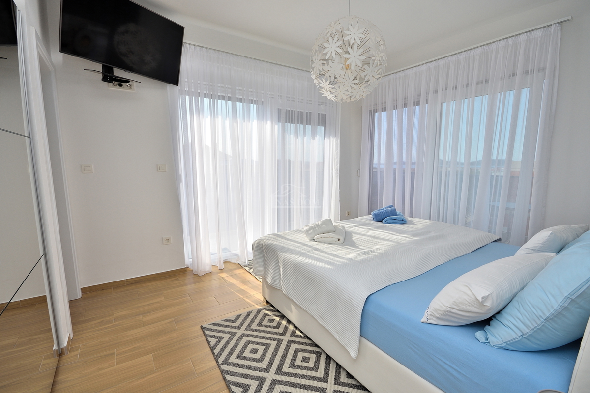 Vodice - vila z razgledom na morje