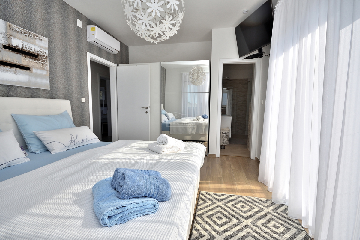 Vodice - vila z razgledom na morje