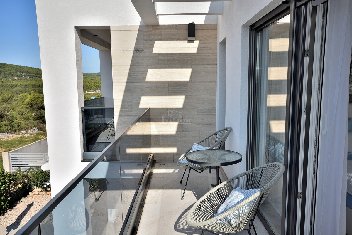 Vodice - vila z razgledom na morje