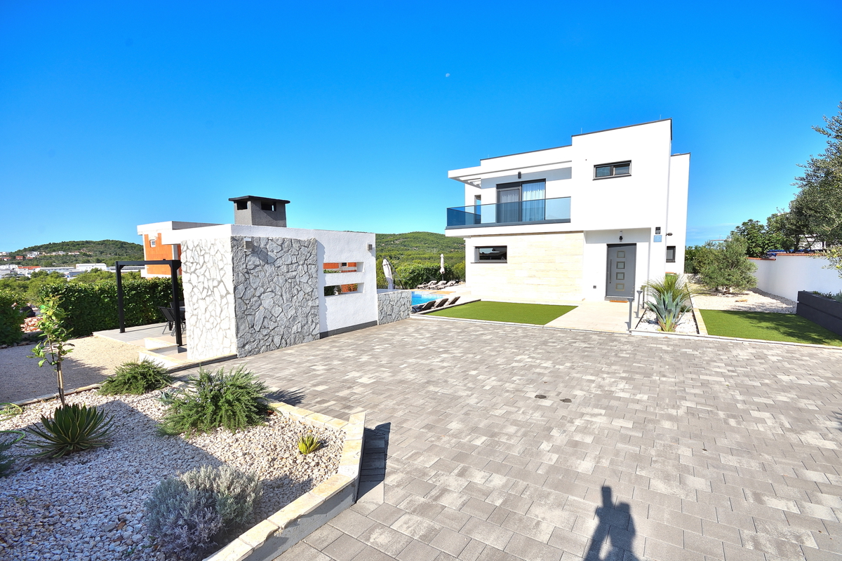 Vodice - vila z razgledom na morje