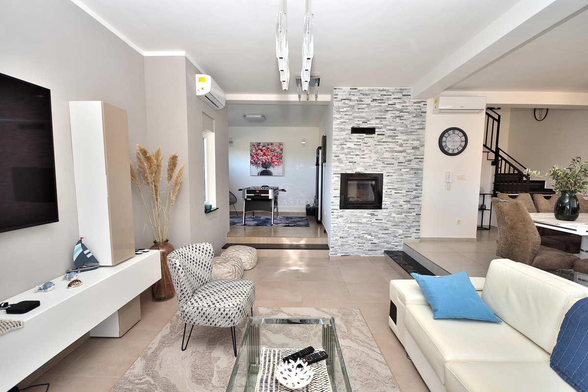 Vodice - vila z razgledom na morje