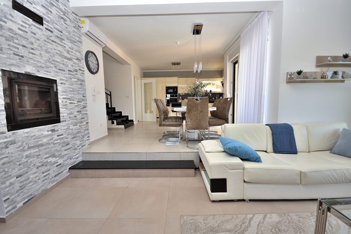 Vodice - vila z razgledom na morje