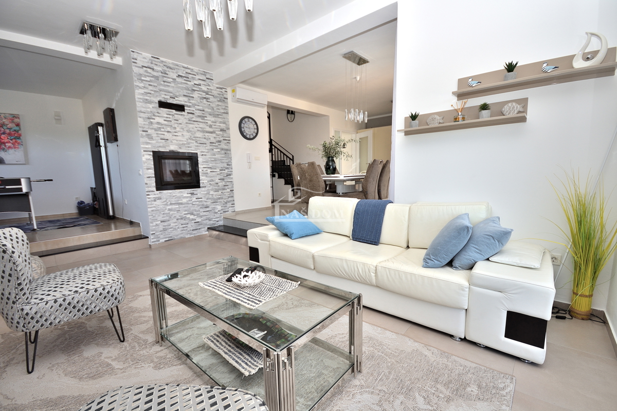Vodice - vila z razgledom na morje