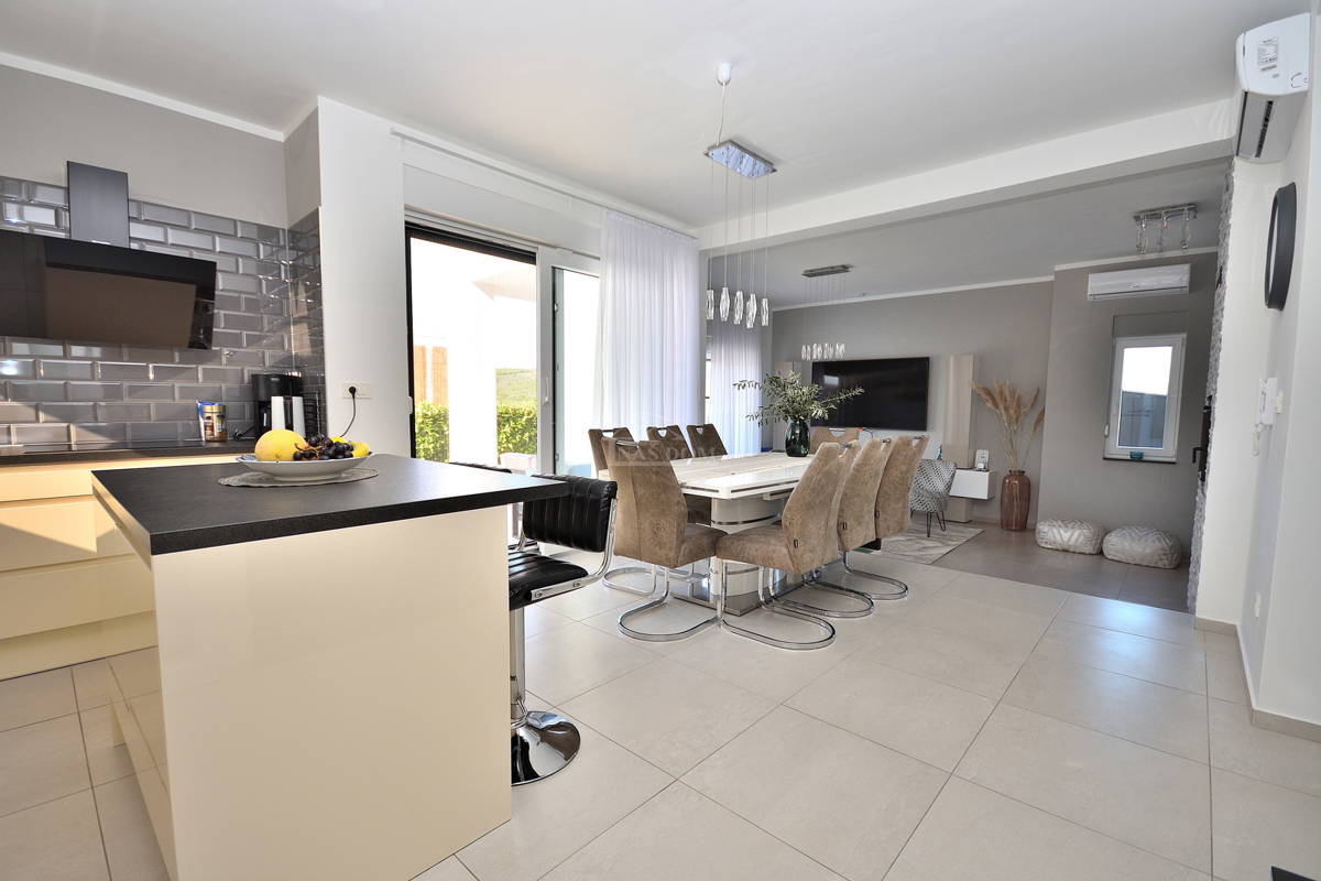 Vodice - vila z razgledom na morje