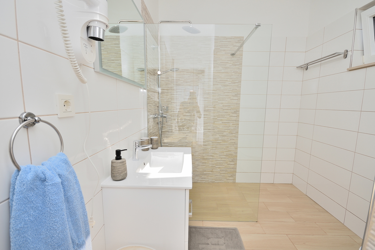 Vodice - vila z razgledom na morje