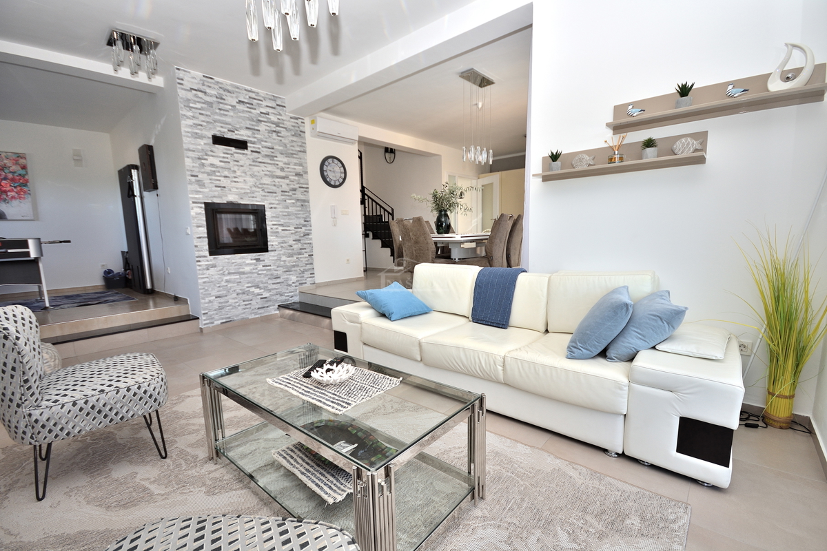 Vodice - vila z razgledom na morje