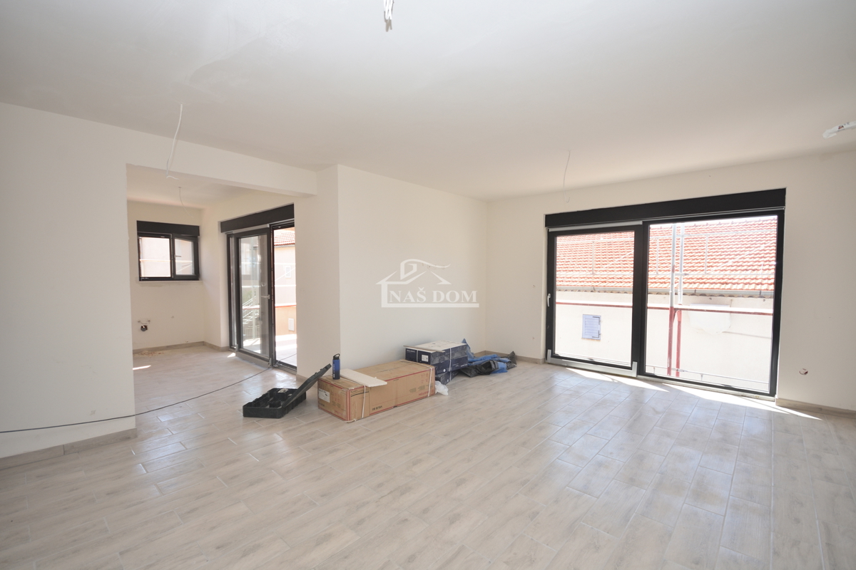 Šibenik, Crnica - Trosobno stanovanje S1 z garažo