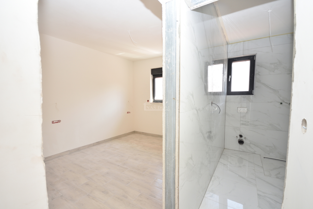 Šibenik, Crnica - Trosobno stanovanje S1 z garažo