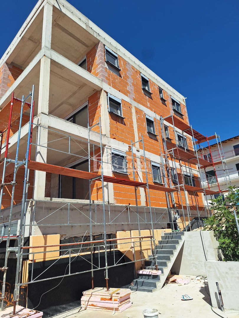 Šibenik, Crnica - Trosobno stanovanje S1 z garažo